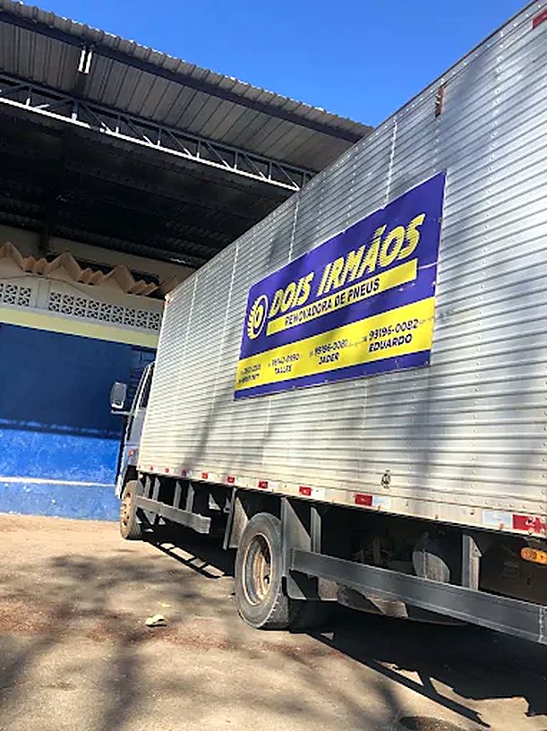 Caminhão de coleta da Dois Irmãos Renovadora de Pneus