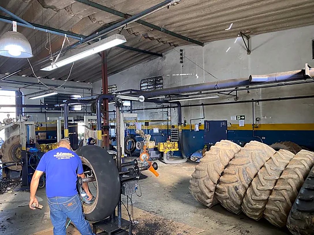 Pneus agrícolas grandes em recapagem na oficina