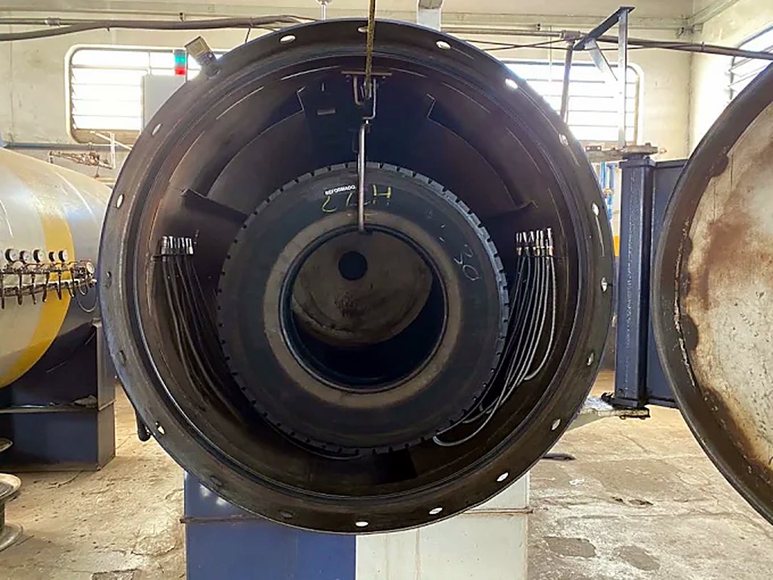 Pneu de carga dentro da autoclave de vulcanização