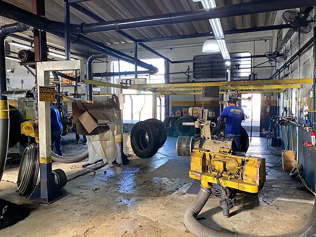 Oficina com equipamentos de preparação de pneus