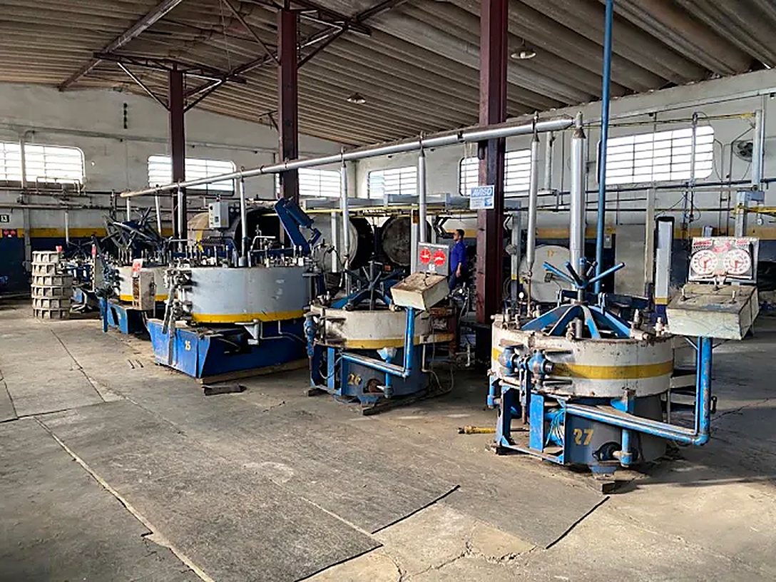 Linha de autoclaves de vulcanização no galpão da Pneus 2 Irmãos